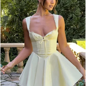 Robe courte jaune pastel
